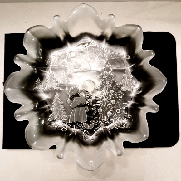 Mikasa Christmas Story Footed Bon Bon - Picture 1 of 4